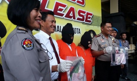  Polresta Malang memberikan keterangan atas penangkapan dua pengedar sabu di Jalan Letjen Sutoyo, Kota Malang. 