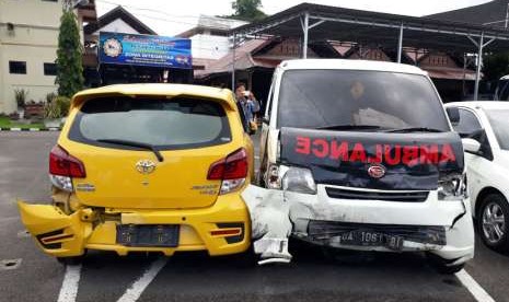 Polresta Padang menangkap pengemudi ambulans yang dengan sengaja menabrakkan mobilnya kepada pengendara sepeda motor hingga tewas. 