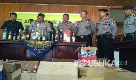 Polresta Padang mengamankan 307 botol miras dari 3 tempat hiburan malam, Selasa (24/4) dini hari. Sebagian botol miras ditemukan tanpa pita cukai dan tanpa izin edar. Polisi masih menyelidiki apakah ada temuan miras oplosan. 