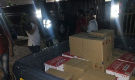 Polresta Tasikmalaya menggrebek rumah di Jalan Cikunten Kampung Rancamaya Kelurahan Kersamenak Kecamatan Kawalu, Senin (16/4).