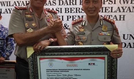 Polrestabes Medan meraih penghargaan predikat Pembangunan Zona Integritas Wilayah Bebas dari Korupsi (WBK), Selasa (12/12). Penghargaan WBK itu diterima langsung Kapolrestabes Medan Kombes Pol Sandi Nugroho di Hotel Bidakara, jalan Jenderal Gatot Subroto Kav 71-73, Pancoran, Jakarta Selatan.