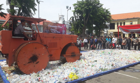 Polrestabes Surabaya bersama unsur dan tokoh masyarakat Surabaya melakukan pemusnahan minuman keras di Mapolrestabes Surabaya, Rabu (25/4). Pemusnahan dipimpin langsung Kapolrestabes Surabaya Kombes Pol Rudi Setiawan. 