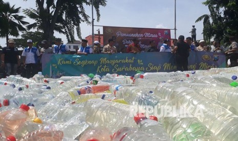 Polrestabes Surabaya bersama unsur dan tokoh masyarakat Surabaya melakukan pemusnahan minuman keras di Mapolrestabes Surabaya, Rabu (25/4). Pemusnahan dipimpin langsung Kapolrestabes Surabaya Kombes Pol Rudi Setiawan. 