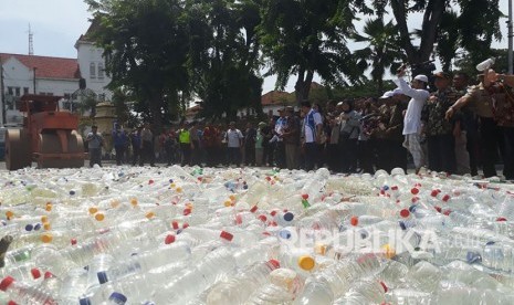 Polrestabes Surabaya bersama unsur dan tokoh masyarakat Surabaya melakukan pemusnahan minuman keras di Mapolrestabes Surabaya, Rabu (25/4). Pemusnahan dipimpin langsung Kapolrestabes Surabaya Kombes Pol Rudi Setiawan.