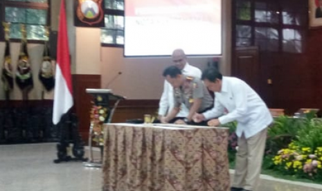 Polri meneken Memorandum of Understanding (MoU) bersama dengan Badan Pengatur Hilir Minyak dan Gas Bumi (BPH Migas) dan Satuan Kerja Khusus Pelaksana Kegiatan Usaha Hulu Minyak dan Gas Bumi ( SKK Migas), Senin (17/9).