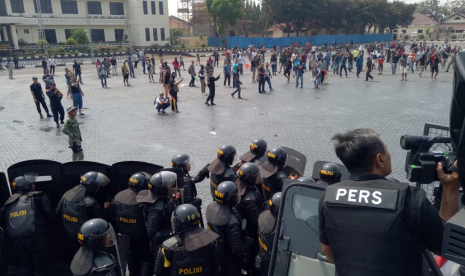 Polri mengadakan simulasi pengamanan bagi para jurnalis saat meliput unjuk rasa yang berisiko ricuh atau anarkis di Mako Brimob Kelapa Dua, Depok, Sabtu (26/10). 