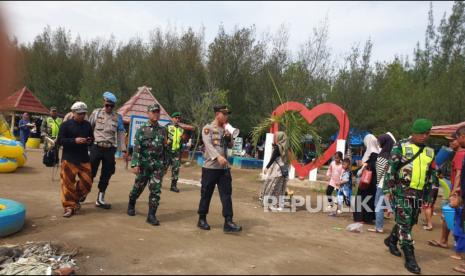 Polsek Balongan bersama Koramil setempat melaksanakan patroli di sejumlah objek wisata pantai di Kecamatan Balongan, Kabupaten Indramayu, Ahad (29/12/2024). 