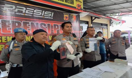 Polsek Bandung Wetan menunjukkan barang bukti saat konferensi pers pengungkapan kasus begal ponsel dan pencopetan di Markas Polsek Bandung Wetan, Kota Bandung, Jawa Barat, Jumat (15/9/2023). 