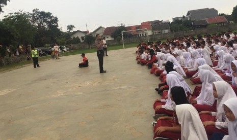 Polsek Bantar Gebang melakukan penyukluhan dalam masa MPLS terhadap ratusan siswa SMPN 36, Kota Bekasai, Rabu (19/7)