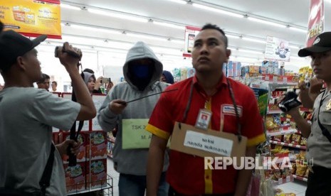 Polsek Jatiuwung melakukan reka adegan perampokan Alfamart di alan gatot Subroto Km 7,5, Jatake RT 03/05, Jatake, Jatiuwung, Kota Tangerang, Rabu (5/4). Ronggo Astungkoro