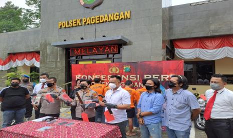 Polsek Pagedangan meringkus lima orang pelaku pencurian sepeda motor yang merupakan komplotan spesialis pencurian kos-kosan dan perumahan.