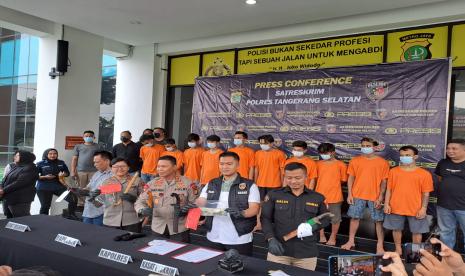 Polsek Pagedangan, Polres Tangerang Selatan (Tangsel) mengungkap kasus pencurian sepeda motor (curanmor) yang bermula dari penangkapan dua orang pelaku di wilayah Pagedangan, Kabupaten Tangerang. Berdasarkan pengembangan yang dilakukan, polisi akhirnya menangkap sebanyak 10 pelaku dengan barang bukti diantaranya 20 unit sepeda motor. 