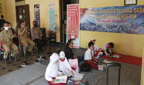 Polsek Palmerah pasang Wifi gratis untuk bantu siswa belajar daring