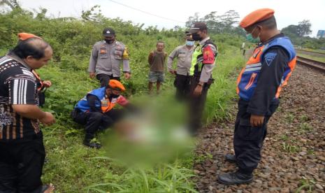 Polsuska mengevakuasi korban tewas tertemper KA Bangunkarta.