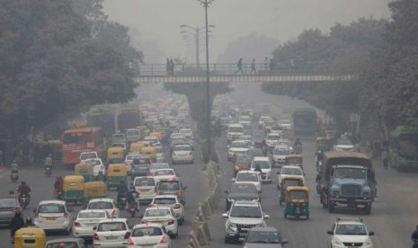  Polusi parah menghalangi pandangan di setiap jalanan di New Delhi.  