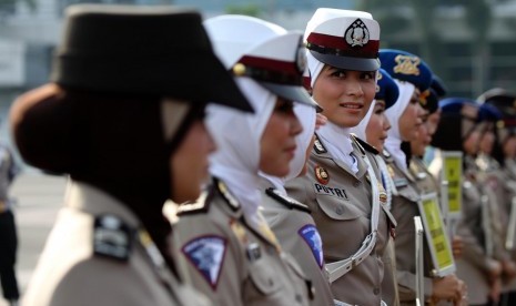 Polwan berjilbab: Polisi Wanita (Polwan) saat mengikuti peragaan pakaian dinas untuk Polwan berjilbab yang digelar di Lapangan Lalu Lintas Polda Metro Jaya, Jakarta Pusat (25/11). 