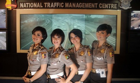 Polwan cantik presenter NTMC (National Traffic Management Centre) Polri ki-ka : Avvy Olivia, Eka Frestya, Astri, Eni Kuswidiyanti