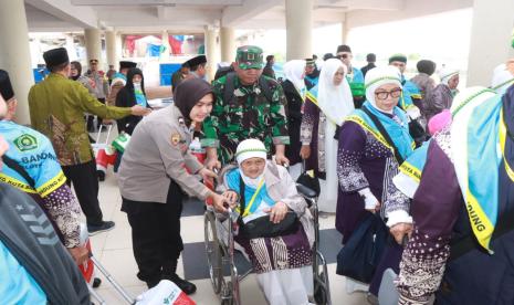 Polwan dari Polres Indramayu sigap membantu para calhaj asal Kota Bandung yang baru tiba di Asrama Haji Indramayu, Ahad (12/5/2024).