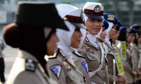 Polwan mengikuti peragaan pakaian dinas untuk yang ingin mengenakan jilbab di Lapangan Lalu Lintas Polda Metro Jaya, pada 25 November 2013. 