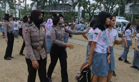 Polwan menyampaikan himbauan kepada pelajar yang melakukan aksi corat-coret seragam agar membubarkan diri, di kawasan Lapangan Merdeka, Medan, Sumatra Utara, Rabu (6/4). 