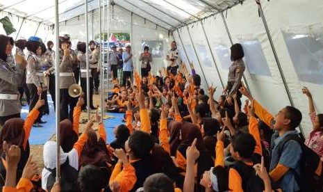 Polwan polres Lotim melaksanakan trauma healing kepada anak-anak korban gempa bumi di Desa Obel Obel, Lombok Timur, Rabu (8/8).