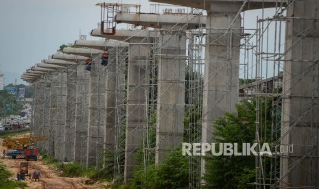 Pondasi penyangga rel yang telah berdiri pada proyek pembangunan Light Rapid Transit (LRT) di Kawasan Cibubur, Jakarta Timur, Rabu (2/11).