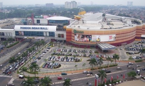 Pondok Indah Mal. Layanan drive thru membuat konsumen tetap dapat berbelanja meski ada PSBB. Ilustrasi.