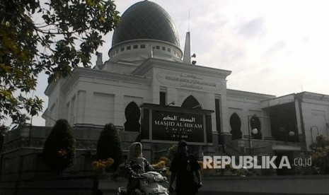 Pondok Pesantren Al Hikam yang didirikan oleh KH Hasyim Musadi di wilayah Kukusan, Beji, Depok