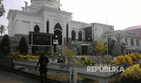 Pondok Pesantren Al Hikam yang didirikan oleh KH Hasyim Musadi di wilayah Kukusan, Beji, Depok