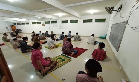 Pondok Pesantren Al-Quraniyah, di Desa Dukuhjati, Kecamatan Krangkeng, Kabupaten Indramayu, kembali menyelenggarakan sholat tarawih kilat. Namun, di musim pandemik Covid-19 seperti sekarang, sholat tarawih kilat yang sudah berlangsung setiap tahun itu kini menjadi lebih kilat.