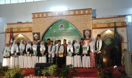 pondok pesantren bahrul ulum tambak beras jombang, jawa timur mewisuda 154 santri