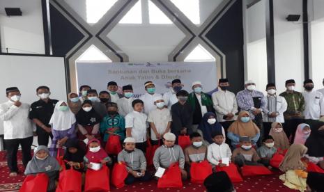 Pondok Pesantren Cendikia Amanah menggelar acara santunan dan buka puasa terbatas bersama anak yatim di Depok, Ahad (18/4). 