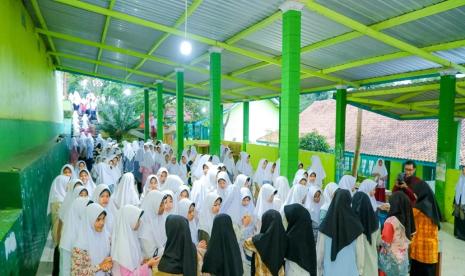 Pondok Pesantren Darul Amanah di Kendal, Jawa Tengah, merupakan salah satu pesantren yang menerapkan prinsip pendidikan yang seimbang antara agama dan keterampilan yang dibutuhkan di dunia kerja. Pondok Pesantren Darul Amanah Kendal berdiri di bawah naungan Nadhlatul Ulama (NU) dan Dzikrul Ghofilin.