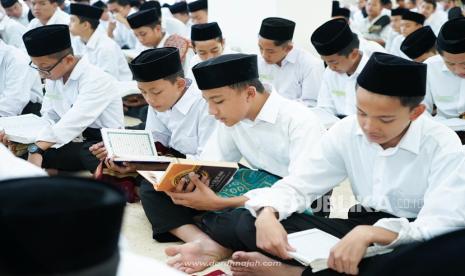 Santri pesantren mengaji Alquran. Kelak mereka menjadi generasi yang meneruskan keberlangsungan peradaban.