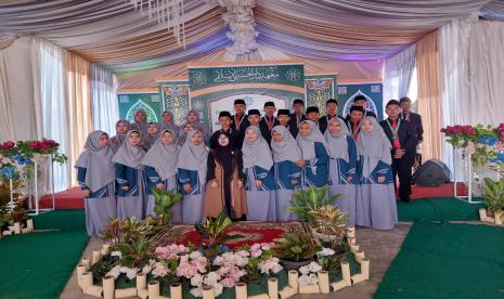 Pondok Pesantren  Ma'had Darulhusna Ciampea,  Bogor menggelar wisuda santri perdana jenjang SLTP pada Senin (16/5). 