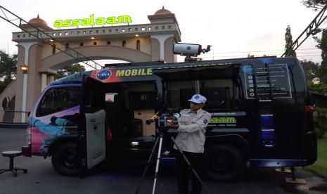 Pondok Pesantren Modern Islam (PPMI) Assalaam memiliki laboratorium observasi keliling bernama CASAMO kependekan dari Club Astronomi Santri Assalaam Mobile Observatory. Mobile observatory tersebut menjadi yang keempat di Indonesia dan yang pertama di pondok pesantren