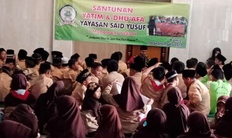 Ponpes Said Yusuf, Depok, memberikan santunan kepada yatim,  janda dan  jompo.