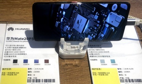 Ponsel Huawei Mate20P menunjukkan chip prosesor buatan sendiri, Kirin, di sebuah toko elektronik di Beijing, Cina, Senin (20/5).