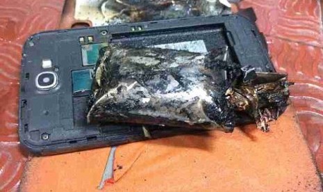 Ponsel Samsung kembali meledak. Kali ini menimpa Galaxy Note 2 yang terbakar saat berada di penerbangan India, Indigo 6E-054 dari Singapura ke India beberapa waktu lalu..