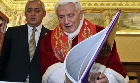 Pope Benedict XVI exchanges gifts with Guatemala's President Otto Perez Molina during a private audience at the Vatican on Saturday.