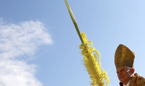 Pope Benedict XVI holds a palm as he arrive to leads the Palm Sunday mass at the Vatican in this April 17, 2011 file photo. Pope Benedict will step down as head of the Catholic Church on Feb. 28, the Vatican confirmed on February 11, 2013. 