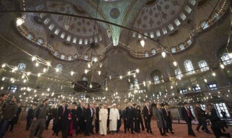 Pope Francis is shown the Sultan Ahmet mosque, popularly known as the Blue Mosque, by Mufti of Istanbul, Rahmi Yaran, during his visit to Istanbul November 29, 2014.