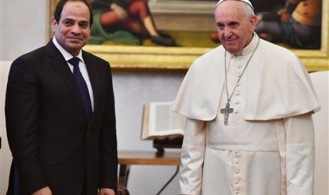 Pope Francis (right) poses with Egyptian President Abdel Fattah al-Sisi, at the Vatican, Monday, Nov. 24, 2014. 