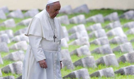 Pope Francis walks inside the Austro-Hungarian cemetery at Fogliano in Redipuglia September 13, 2014.