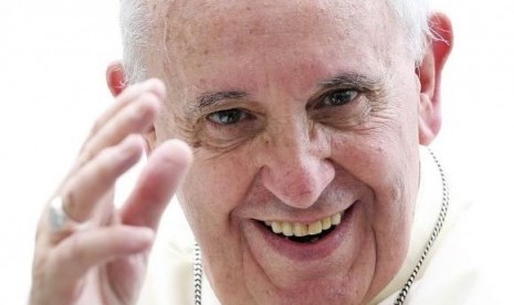 Pope Francis waves as he leads his weekly audience in Saint Peter's Square at the Vatican September 10, 2014.