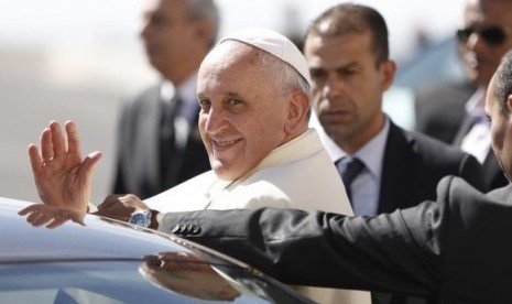 Pope Francis waves upon his arrival at the West Bank town of Bethlehem May 25, 2014.