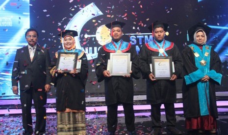 Popy (kedua dari kiri) menerima penghargaan wisudawan terbaik Program Pascasarjana STMIK Nusa Mandiri.