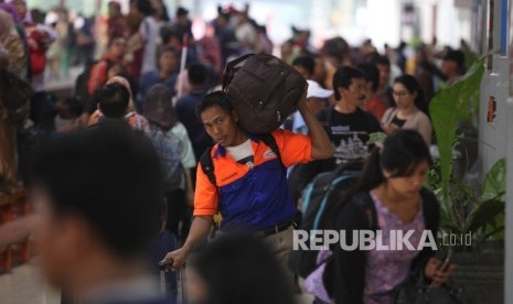 Stasiun kereta. KAI menata Stasiun Jatibarang, Cirebon, untuk meningkatkan kenyamanan penumpang.