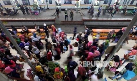 Suasana Stasiun Jatinegara, ilustrasi