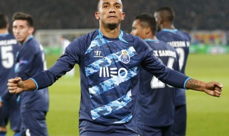 Porto's Danilo celebrates after scoring a penalty during their Champions League round of 16 first leg soccer match against FC Basel in Basel, February 18, 2015. 